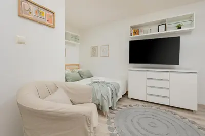 Telewizja i/lub zestaw kina domowego w obiekcie Light Studio with Balcony by Noclegi Renters
