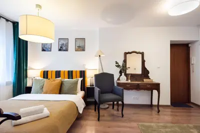 Łóżko lub łóżka w pokoju w obiekcie Nowy Świat Modern Vintage Apartment by BookingHost