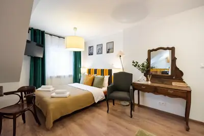 Łóżko lub łóżka w pokoju w obiekcie Nowy Świat Modern Vintage Apartment by BookingHost