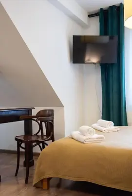 Łóżko lub łóżka w pokoju w obiekcie Nowy Świat Modern Vintage Apartment by BookingHost
