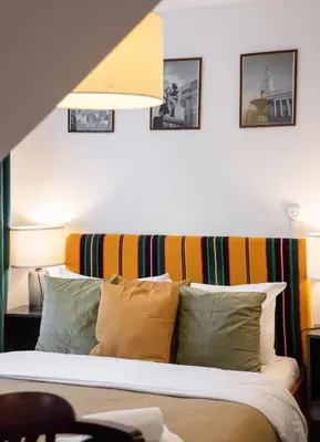 Łóżko lub łóżka w pokoju w obiekcie Nowy Świat Modern Vintage Apartment by BookingHost