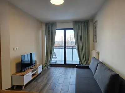 Telewizja i/lub zestaw kina domowego w obiekcie Stylish Newly Renovated 1BR Apartment with Free Parking near Arkadia