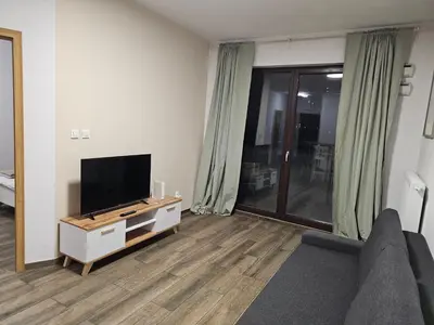Telewizja i/lub zestaw kina domowego w obiekcie Stylish Newly Renovated 1BR Apartment with Free Parking near Arkadia