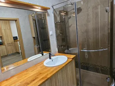 Łazienka w obiekcie Stylish Newly Renovated 1BR Apartment with Free Parking near Arkadia