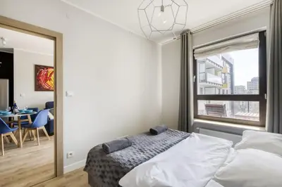Łóżko lub łóżka w pokoju w obiekcie Warsaw Night Apartments Metro Płocka