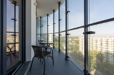 Balkon lub taras w obiekcie Cozy Apartments Warsaw Wola Kasprzaka by Noclegi Renters