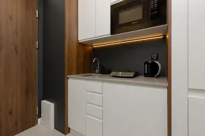 Kuchnia lub aneks kuchenny w obiekcie Cozy Apartments Warsaw Wola Kasprzaka by Noclegi Renters