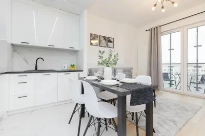 Kuchnia lub aneks kuchenny w obiekcie Cozy Apartments Warsaw Wola Kasprzaka by Noclegi Renters