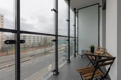 Balkon lub taras w obiekcie Cozy Apartments Warsaw Wola Kasprzaka by Noclegi Renters