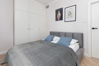 Łóżko lub łóżka w pokoju w obiekcie Cozy Apartments Warsaw Wola Kasprzaka by Noclegi Renters