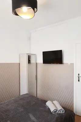 Telewizja i/lub zestaw kina domowego w obiekcie ClickTheFlat Three Crosses Square Apart Rooms