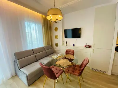 Telewizja i/lub zestaw kina domowego w obiekcie Gustowny apartament na Woli