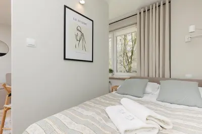 Łóżko lub łóżka w pokoju w obiekcie Aleja Jana Pawła II Studio Warsaw by Noclegi Renters