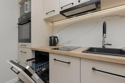 Kuchnia lub aneks kuchenny w obiekcie Aleja Jana Pawła II Studio Warsaw by Noclegi Renters