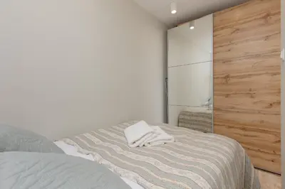 Łóżko lub łóżka w pokoju w obiekcie Aleja Jana Pawła II Studio Warsaw by Noclegi Renters