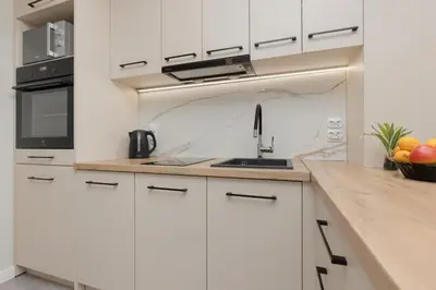 Kuchnia lub aneks kuchenny w obiekcie Aleja Jana Pawła II Studio Warsaw by Noclegi Renters