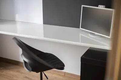 Telewizja i/lub zestaw kina domowego w obiekcie Arte Praga Koneser Apartment by BookingHost