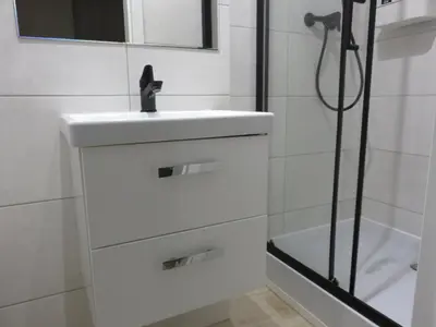 Łazienka w obiekcie Klimatyczna kawalerka typu studio na Mokotowie blisko centrum