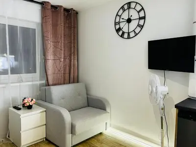 Telewizja i/lub zestaw kina domowego w obiekcie Klimatyczna kawalerka typu studio na Mokotowie blisko centrum