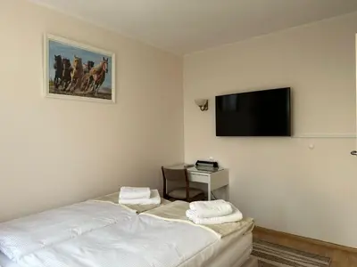 Telewizja i/lub zestaw kina domowego w obiekcie Apartament Bazyliańska - 100m do Metra 