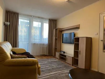 Telewizja i/lub zestaw kina domowego w obiekcie Apartament Bazyliańska - 100m do Metra 