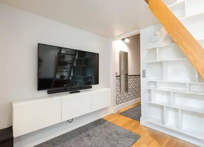 Telewizja i/lub zestaw kina domowego w obiekcie Hoża 62 Apartment by BookingHost