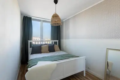Łóżko lub łóżka w pokoju w obiekcie Maklakiewicza 17 - 700m od szpitala MSWiA - 4km do Lotniska Chopina - mały balkon - Piękny widok na centrum Warszawy