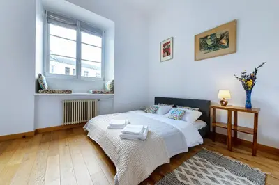 Łóżko lub łóżka w pokoju w obiekcie Grand Theatre Premium Apartment. Super central.