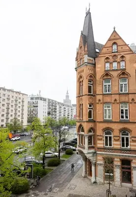 Budynek, w którym mieści się apartament