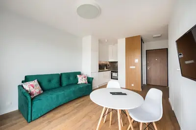 Część wypoczynkowa w obiekcie Żupnicza Green Praga Apartment by BookingHost