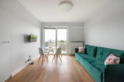 Część wypoczynkowa w obiekcie Żupnicza Green Praga Apartment by BookingHost