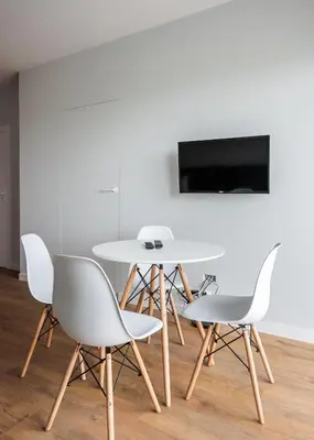 Telewizja i/lub zestaw kina domowego w obiekcie Żupnicza Green Praga Apartment by BookingHost