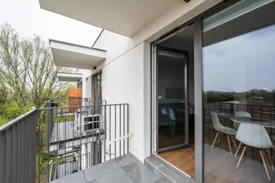 Balkon lub taras w obiekcie Żupnicza Green Praga Apartment by BookingHost