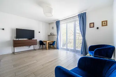 Telewizja i/lub zestaw kina domowego w obiekcie Wiktorska Blue Studio by BookingHost
