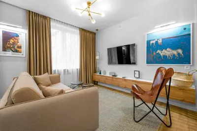 Telewizja i/lub zestaw kina domowego w obiekcie Elektoralna Comfort Apartment by BookingHost