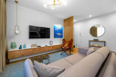 Telewizja i/lub zestaw kina domowego w obiekcie Elektoralna Comfort Apartment by BookingHost