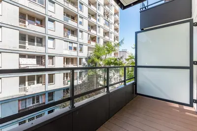 Balkon lub taras w obiekcie Aleja Solidarności 60B (A) by Homeprime