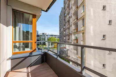 Balkon lub taras w obiekcie Aleja Solidarności 60B (B) by Homeprime